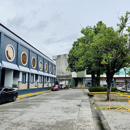 Circle Inn Hotel And Suites Bacolod Extérieur photo