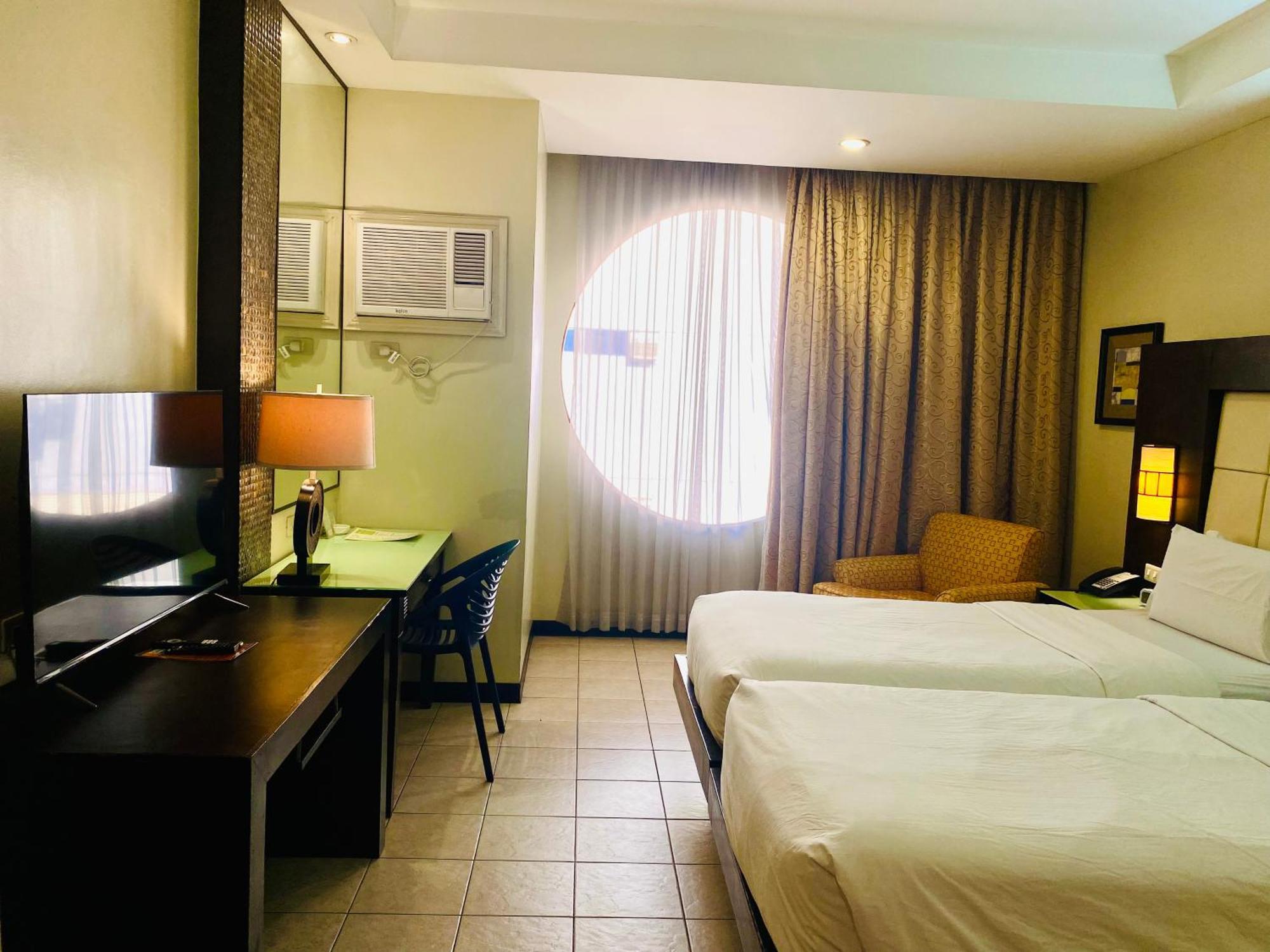 Circle Inn Hotel And Suites Bacolod Extérieur photo
