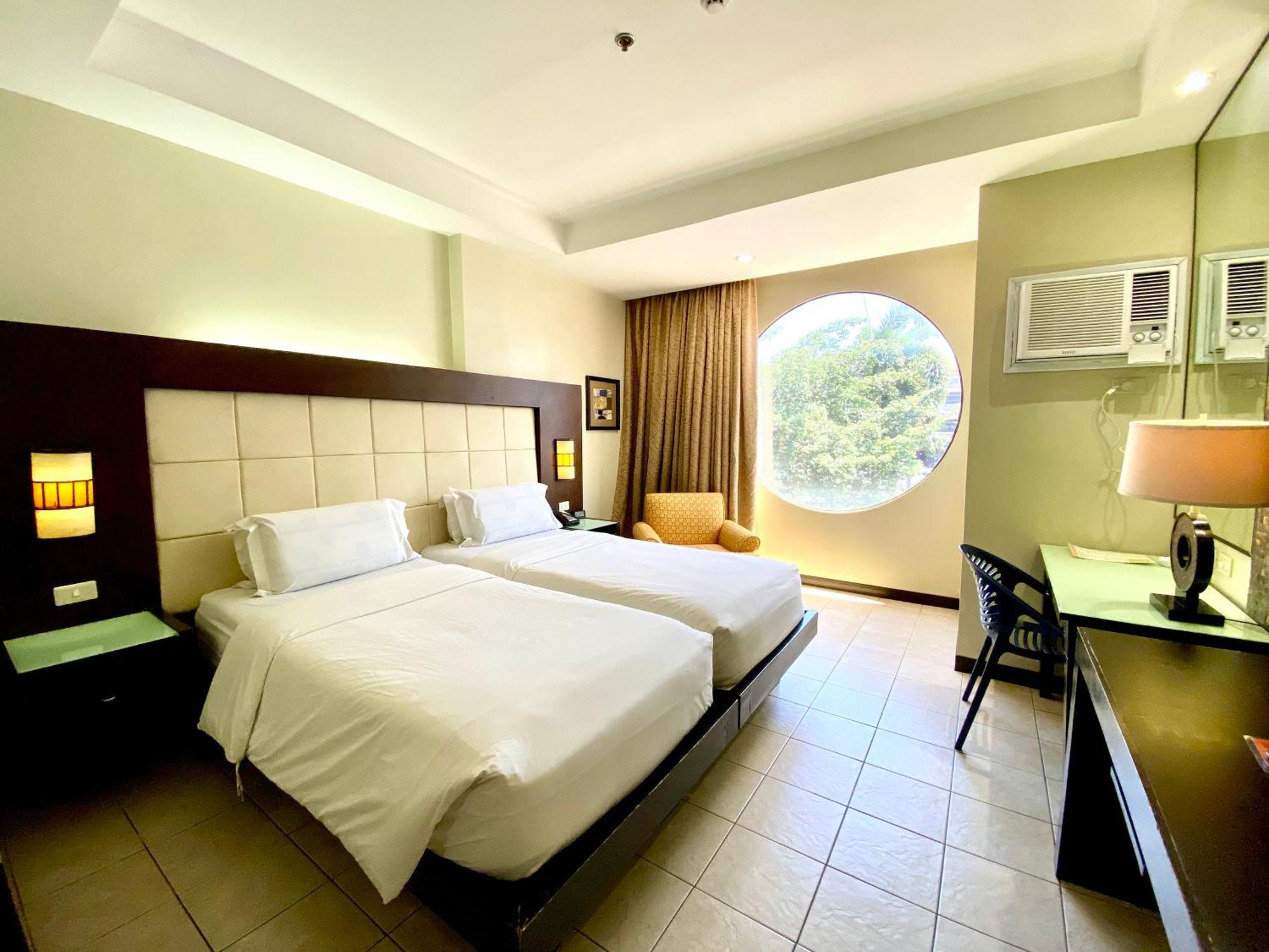 Circle Inn Hotel And Suites Bacolod Extérieur photo