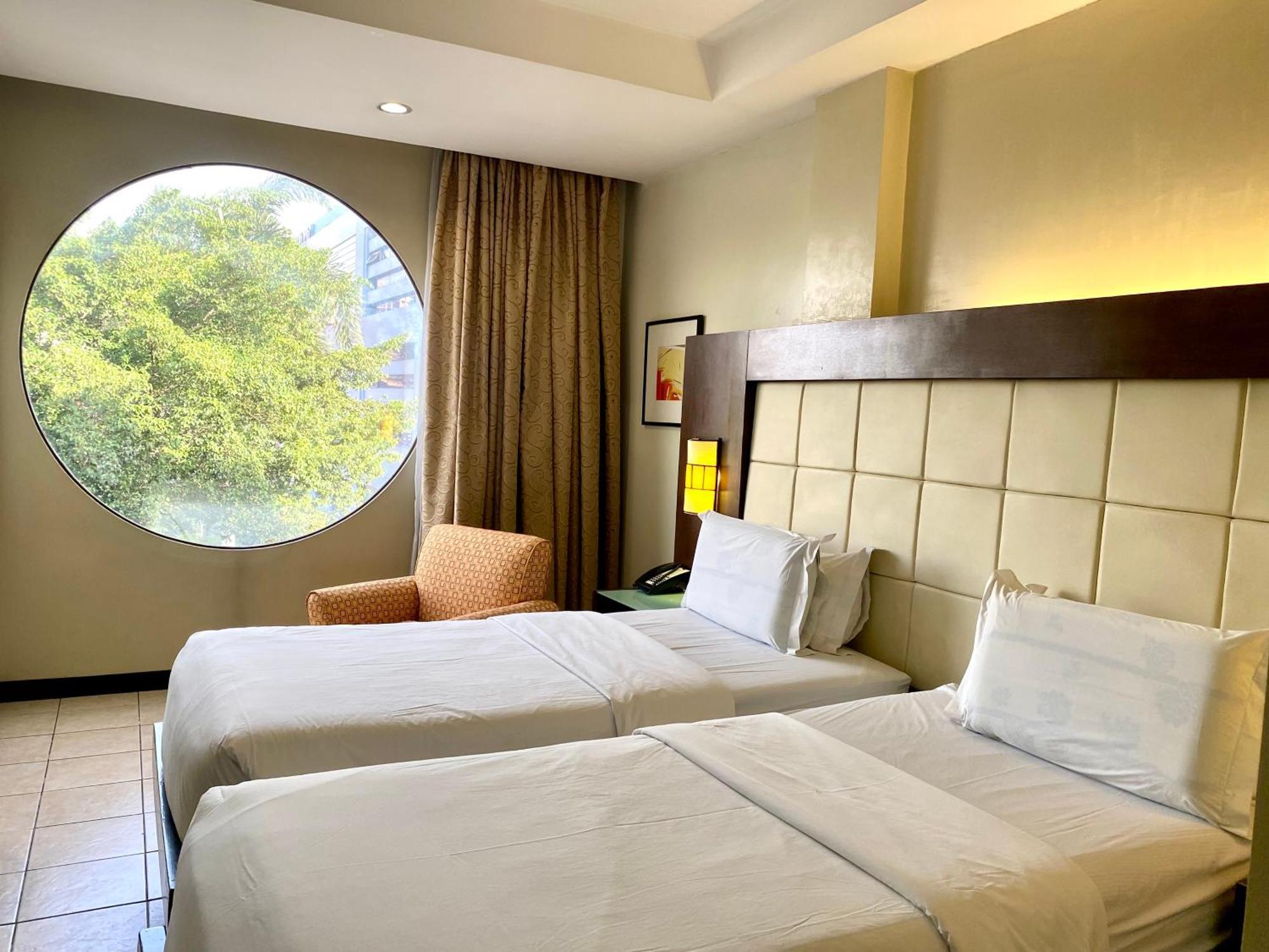 Circle Inn Hotel And Suites Bacolod Extérieur photo