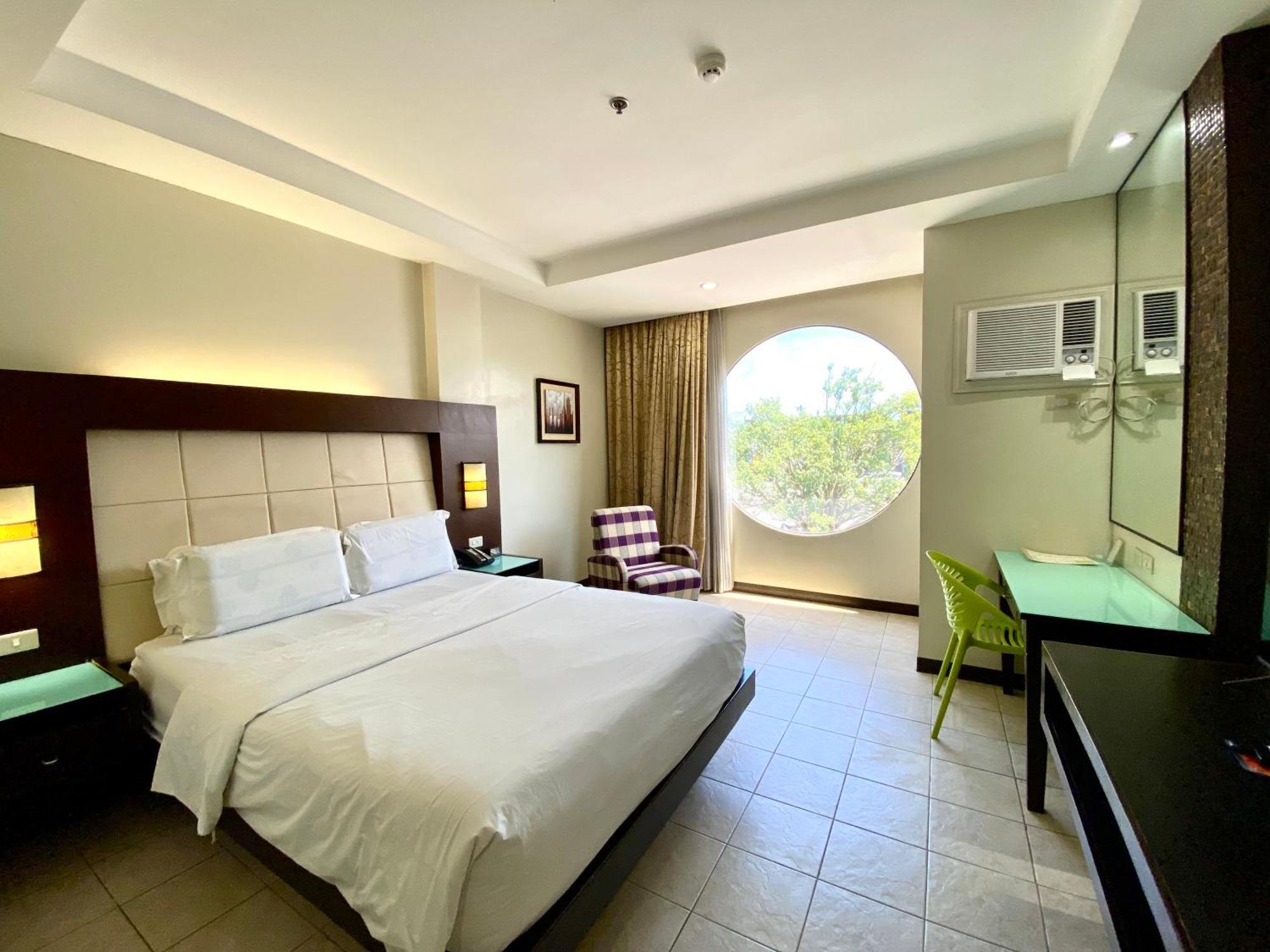 Circle Inn Hotel And Suites Bacolod Extérieur photo