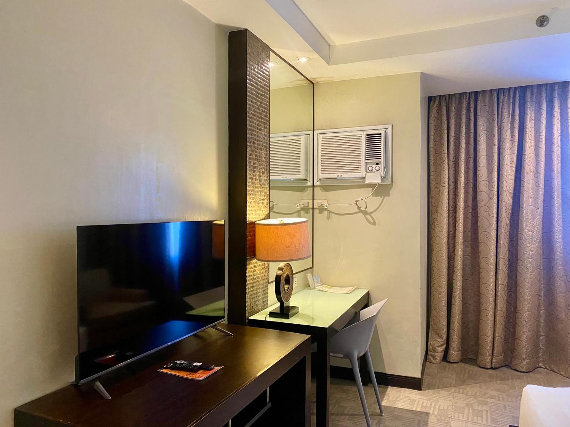 Circle Inn Hotel And Suites Bacolod Extérieur photo