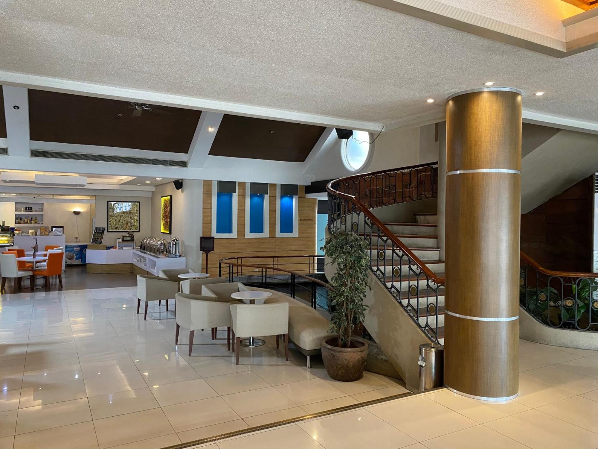 Circle Inn Hotel And Suites Bacolod Extérieur photo