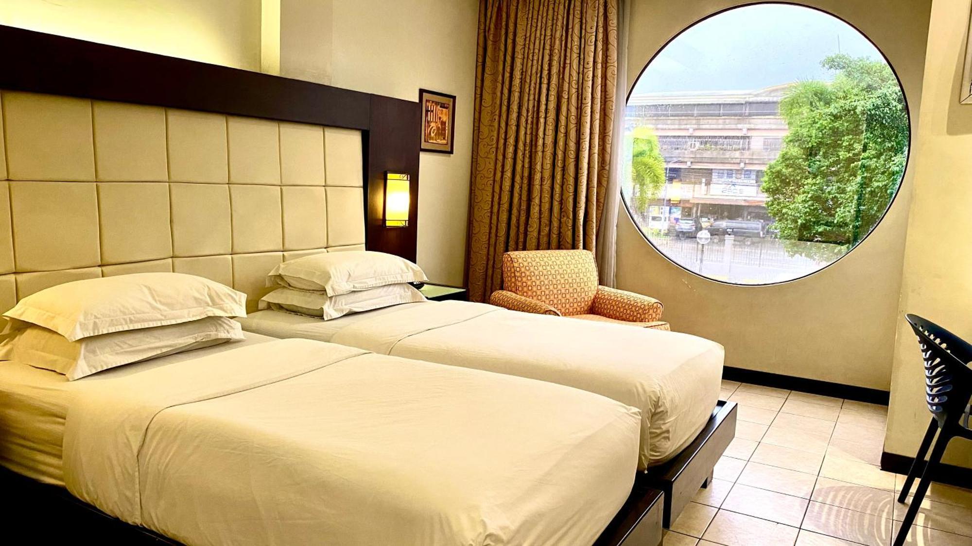 Circle Inn Hotel And Suites Bacolod Extérieur photo