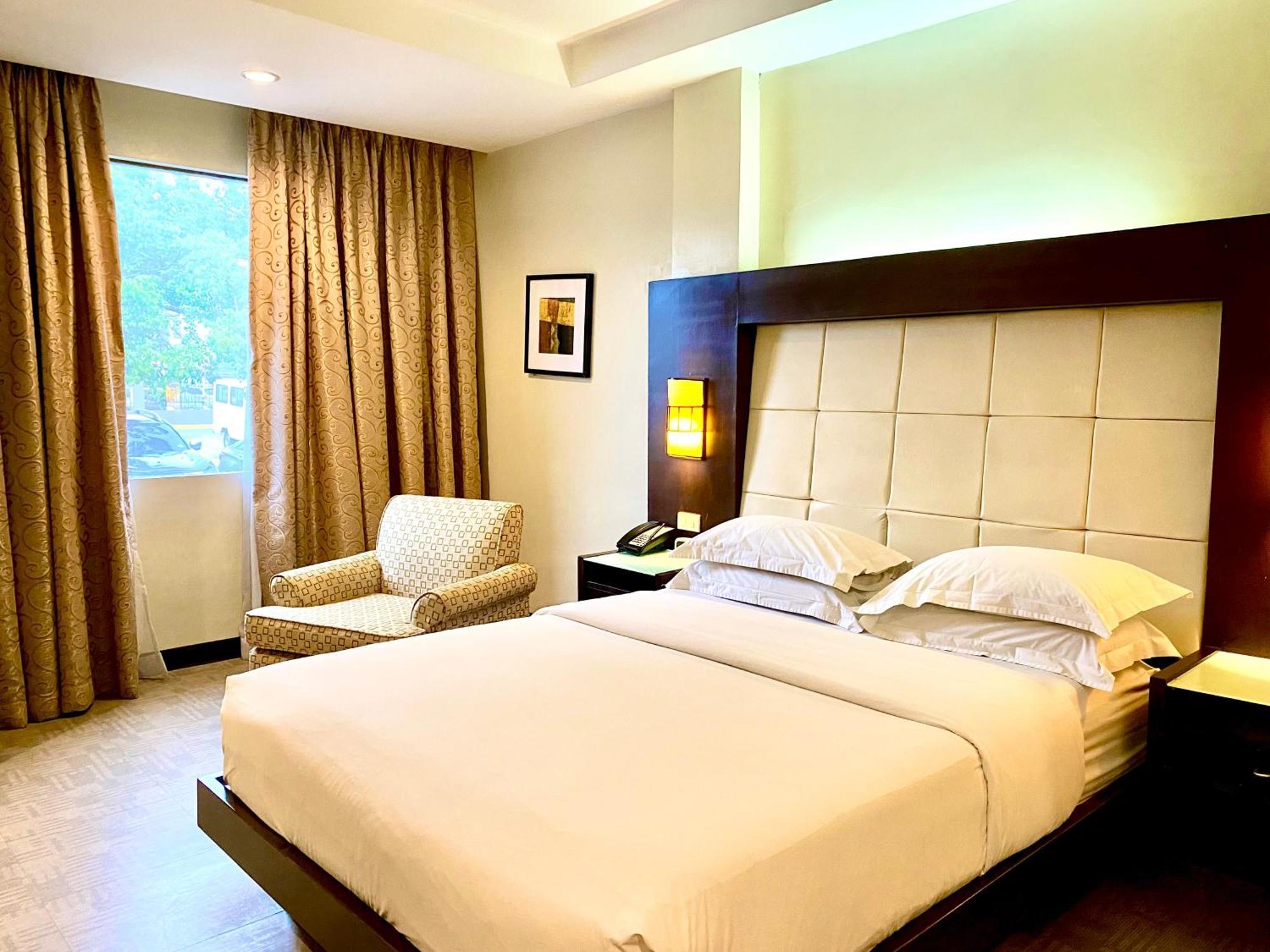 Circle Inn Hotel And Suites Bacolod Extérieur photo