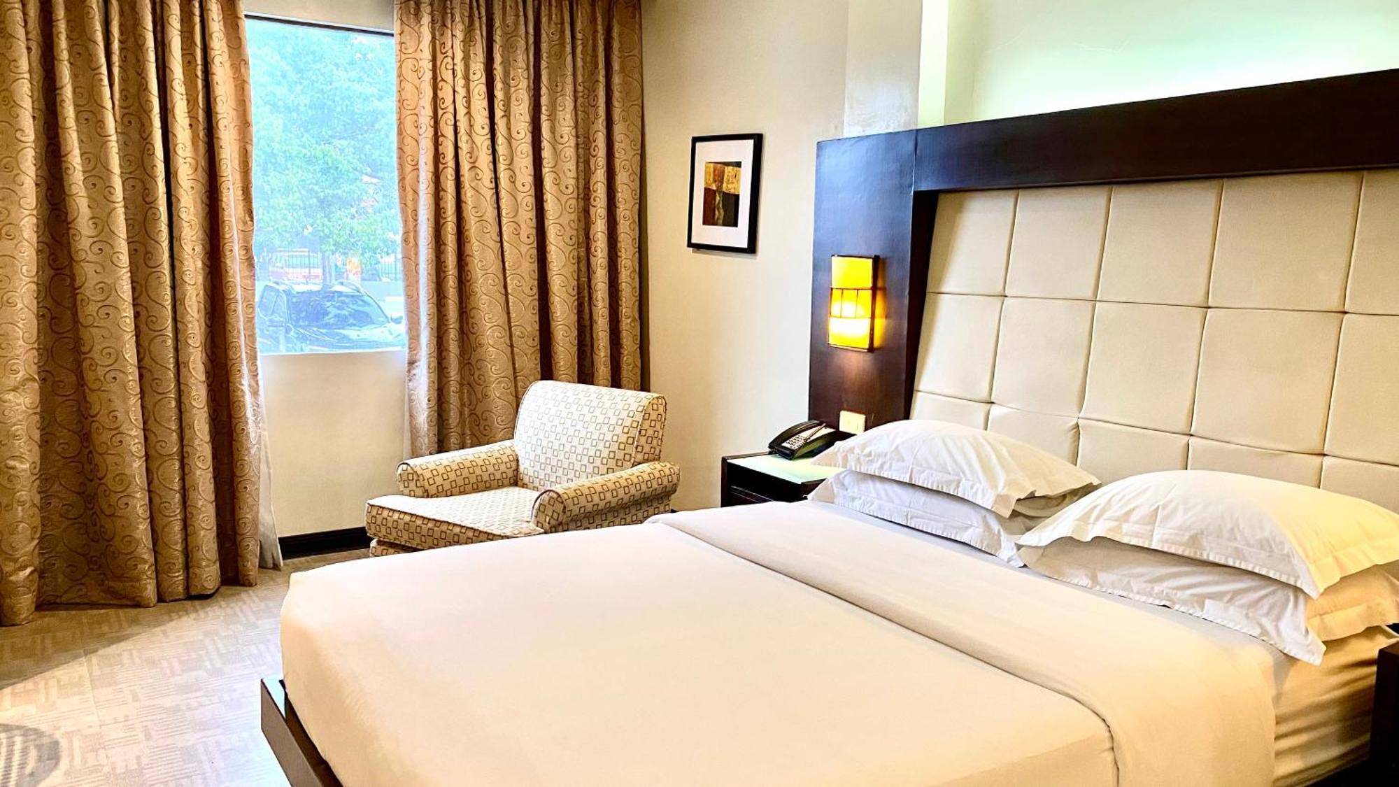 Circle Inn Hotel And Suites Bacolod Extérieur photo