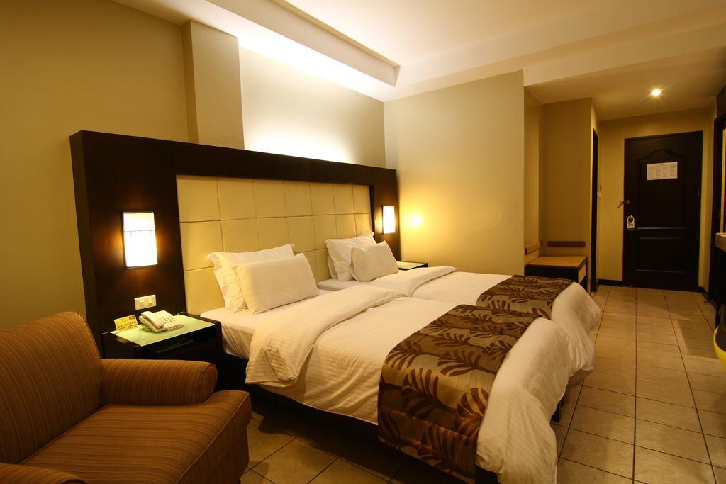Circle Inn Hotel And Suites Bacolod Extérieur photo